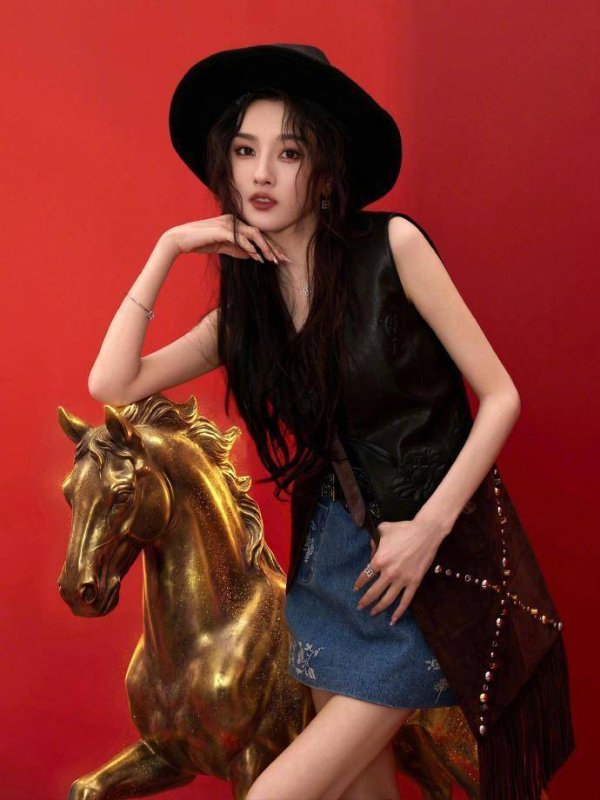 网上炒股配资公司 宋祖儿短裙造型惊艳，西部牛仔风又酷又辣，网友：这腿我慕了！