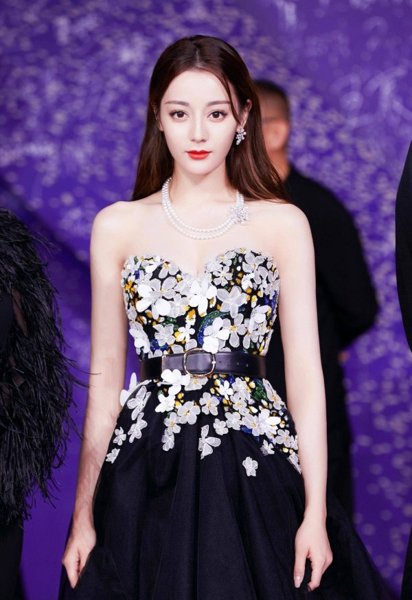 股票配资盘 迪丽热巴红毯滑落!副乳暴露生图流出，精修图瘦10cm差距太大